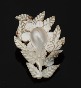 An antique mother of pearl brooch in 9ct gold mount, circa 1900, ​​​​​​​3.5cm high, 4.3 grams total.