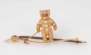 WILLIS & SONS of Melbourne antique 15ct gold "Teddy Bear" brooch set with rubies and seed pearls, 19th/20th century, stamped "18. W." with unicorn mark, 4.5cm wide, 3.3 grams.