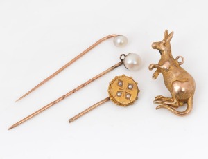 An antique Australian gold kangaroo pendant (3.56 grams), together with three antique gold and pearl stickpins (one missing tip), 19th/20th century, (4 items), 8.2 grams total.