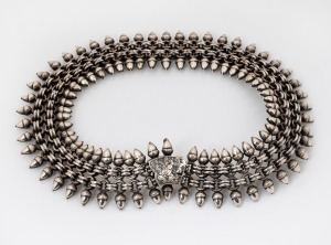 An antique sterling silver collar with acorn decoration, 19th century, ​​​​​​​40cm long, 77 grams.