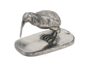 An antique silver plated New Zealand kiwi bird statue, 19th/20th century, 4.5cm high, 7.5cm long.