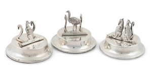 A set of three antique sterling silver place name holders with kangaroo and emu decoration, made in Birmingham, circa 1905, 3cm high, 4cm diameter.