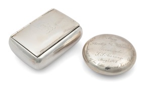 WILLIAM DRUMMOND & Co. Australian silver snuff box with engraved armorial crest, together with a circular antique English pocket snuff box with engraved crest and inscription verso "From Stanley B. Kennard, Toowoomba. J.J. Corangi, May 3, 1908. In Remembrance Of His Little Friend Hans Roderich Deitz", (2 items), 9.5cm and 7.5cm wide, grams.