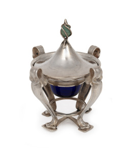 An English Arts & Crafts sterling silver lidded inkwell with greenstone finial and original Bristol blue glass liner, made in London, early 20th century, 11cm high overall, 195 grams (excluding glass liner).