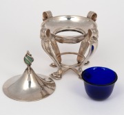 An English Arts & Crafts sterling silver lidded inkwell with greenstone finial and original Bristol blue glass liner, made in London, early 20th century, 11cm high overall, 195 grams (excluding glass liner). - 4