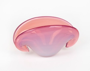 SEGUSO pink opalescent Murano glass "Turbo" vase, mid 20th century, 10.5cm high, 19cm wide.