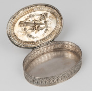 An antique Continental silver oval snuff box, 19th/20th century, 7.5cm wide, 65 grams. - 2