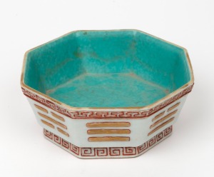 An antique Chinese octagonal porcelain bowl, Guangxu period and mark, late 19th century, 6cm high, 14cm wide.