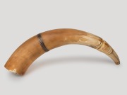 An antique powder horn with sterling silver collar, made in London, circa 1889, ​​​​​​​39cm long. - 2