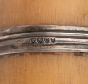 An antique powder horn with sterling silver collar, made in London, circa 1889, ​​​​​​​39cm long. - 3