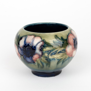 MOORCROFT "Anemone" pottery vase on green and blue ground, impressed signature mark "Moorcroft, Made In England, Potters To H.M. The Queen", ​​​​​​​8cm high.