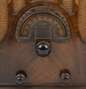 AIRZONE "Vogue" walnut cased mantle radio with decorative split columns, 43cm high. - 2