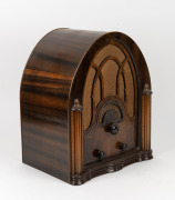 AIRZONE "Vogue" walnut cased mantle radio with decorative split columns, 43cm high. - 3