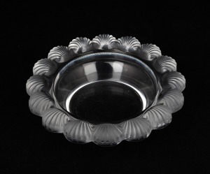 LALIQUE French glass bowl with scallop shell decoration, engraved "Lalique, France", 5.5cm high, 20cm wide.