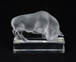 LALIQUE French frosted glass bull statue, engraved "Lalique, France", 9cm high.