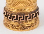 An antique English 18ct gold thimble with Greek key decoration, housed in an antique pearl shell case, 19th century, 5 grams. - 2