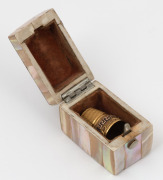 An antique English 18ct gold thimble with Greek key decoration, housed in an antique pearl shell case, 19th century, 5 grams. - 3
