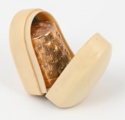 An antique 9ct gold thimble, housed in an ivorine case, 19th/20th century, 5.8 grams. - 3