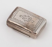 An antique English sterling silver vinaigrette with engraved decoration, made in Birmingham, circa 1845, 2.5cm wide. - 2