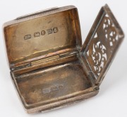An antique English sterling silver vinaigrette with engraved decoration, made in Birmingham, circa 1845, 2.5cm wide. - 3
