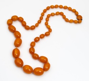 A vintage graduated bead necklace, 20th century, ​​​​​​​82cm long