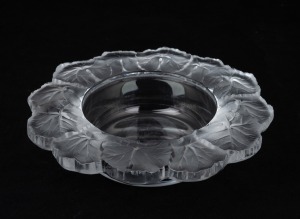LALIQUE French frosted glass bowl with leaf decoration, engraved "Lalique France", 5.5cm high, 21cm wide.