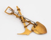 An antique yellow gold miner's brooch with crossed pick and shovel, nugget specimens and entwined rope, 19th century, 5.5cm wide, 5.3 grams. - 2