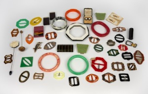 Assorted vintage bakelite jewellery, buckles, etc. (qty).
