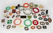 Assorted vintage bakelite jewellery, buckles, etc. (qty).