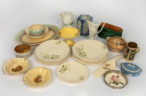 Assorted porcelain plates, jugs, dishes, trinket boxes, etc., including CLARICE CLIFF and WEDGWOOD, 20th century, (27 items), the Clarice Cliff meat platter 30cm wide.
