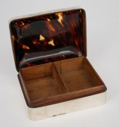 A vintage English sterling cigarette box with tortoise shell top and cedar lining, made in London, circa 1927, 12.5cm wide, 370 grams total (including tortoise shell and cedar). - 2