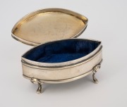 An antique English sterling silver almond shaped jewellery box on cabriole legs with blue silk lining, made in Birmingham, circa 1906, ​​​​​​​4.5cm high, 8.5cm wide, 76 grams total (including lining and base). - 2