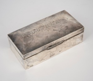An antique English sterling silver cigarette box with cedar lining, made in Birmingham, circa 1911, 18cm wide, 641 grams including cedar lining.