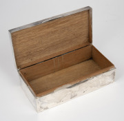 An antique English sterling silver cigarette box with cedar lining, made in Birmingham, circa 1911, 18cm wide, 641 grams including cedar lining. - 4