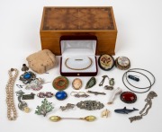 A 9ct gold bracelet, Wedgwood brooches and assorted costume jewellery, housed in a Queensland walnut box, (qty), the gold bracelet 2.9 grams.