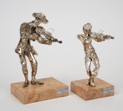 Two Israeli silver statues of violin players, both mounted on marble bases and bearing original labels "Zadok Arts, Israel", stamped "925", ​​​​​​​15cm and 17cm high.
