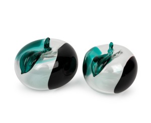 FULVIO BIANCONI (1915-1996) Con Macchie graduated pair of Murano glass apples, hand-blown internally decorated with irregular fields of green and aubergine stains on clear glass body, made for VENINI, circa 1950s, (2 items), both with three lined acid etc