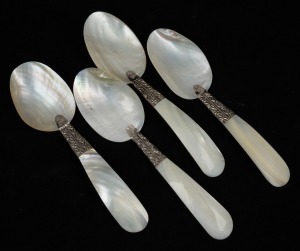 A set of four caviar spoons, crafted in pearl shell with silver mounts, 20th century, 16cm long.