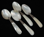 A set of four caviar spoons, crafted in pearl shell with silver mounts, 20th century, 16cm long.