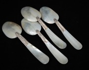 A set of four caviar spoons, crafted in pearl shell with silver mounts, 20th century, 16cm long. - 2