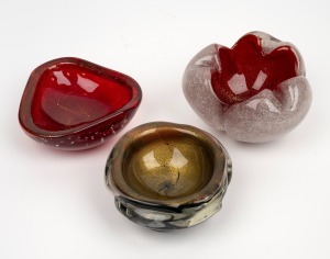 Three assorted Murano glass bowls, including FULVIO BIANCONI, mid 20th century, the largest 13.5cm wide.