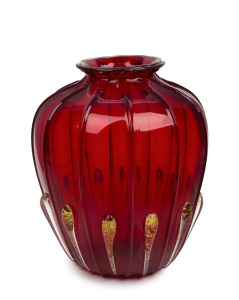 VITTORIO ZECCHIN (1878-1947) red Murano Soffiato ribbed glass vase with gold foil inclusions, Model No. 5701, for S.M. VENINI CAPPELLIN & Co., circa 1926, 30cm high.