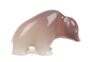 ARCHIMEDE SEGUSO (1909-1999) "Alabastro Bear" mauve and white Murano glass bear sculpture, for VETRERIA ARTISTICO ARCHIMEDE SEGUSO, circa 1960, 17cm high, 22cm long.