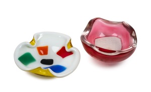 ARCHIMEDE SEGUSO (1909-1999) "Merletto" Murano glass bowl, for VETRERIA ARTISTICA ARCHIMEDE SEGUSO; together with a DINO MARTENS Murano glass patchwork bowl, for VETRERIA AURELIANO TOSO, (2 items), 15cm and 16cm wide.