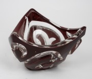 &Eacute;MILE GALL&Eacute; (1846&ndash;1904) rare French Art Nouveau cameo overlay glass bowl of triangular form, circa 1890s, signed "GALLE" to base, 7.5cm high, 13cm wide. - 3