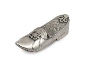 A Georgian silver shoe form pocket snuffbox engraved with bird decoration and ownership name "T. ARCHER", interior beautifully finished in gilt, 18th century, 11cm long, 82 grams.