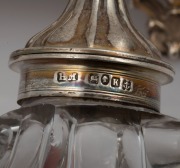 An antique English sterling silver inkstand desk set with silver mounted crystal bottles, 19th century, ​​​​​​​25cm wide, the base 506 grams (not including bottles or silver lids). - 4