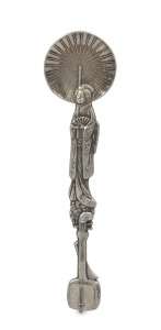 A Japanese 950 silver figural tea caddy spoon beautifully modelled as a Geisha holding a parasol, early 20th century, 13cm long, 22 grams.