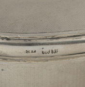 An antique English sterling silver oval jewellery casket with engine turned decoration and applied rose gold monogram, made in London, circa 1912, ​​​​​​​6cm high, 17.5cm wide, 308 grams (including velvet lining and leather base). - 3