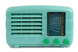 BELL vintage mantle radio in green bakelite case, 18cm high.
